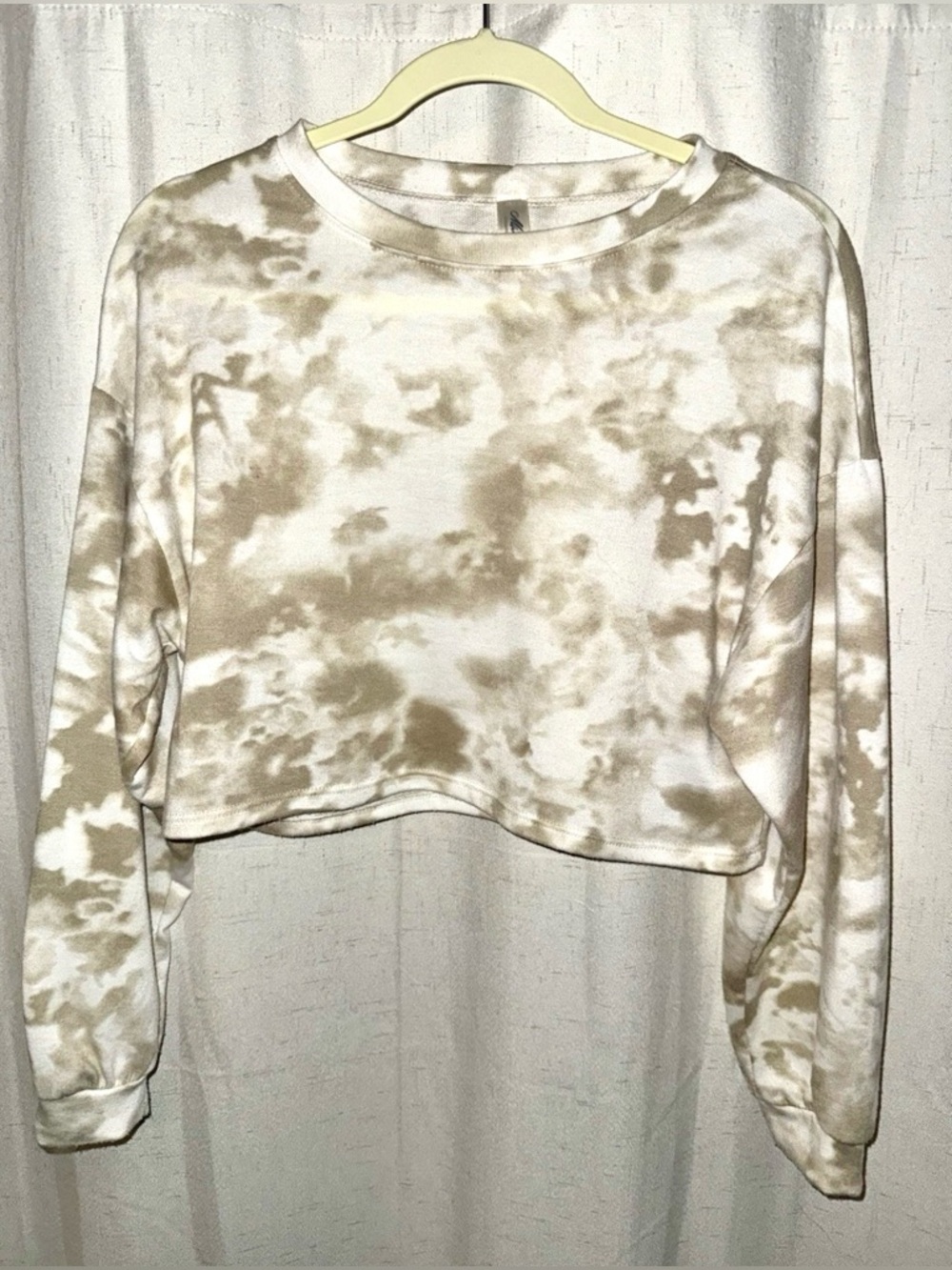 mahina Beige and White Tie-Dye Cropped Sweatshirt